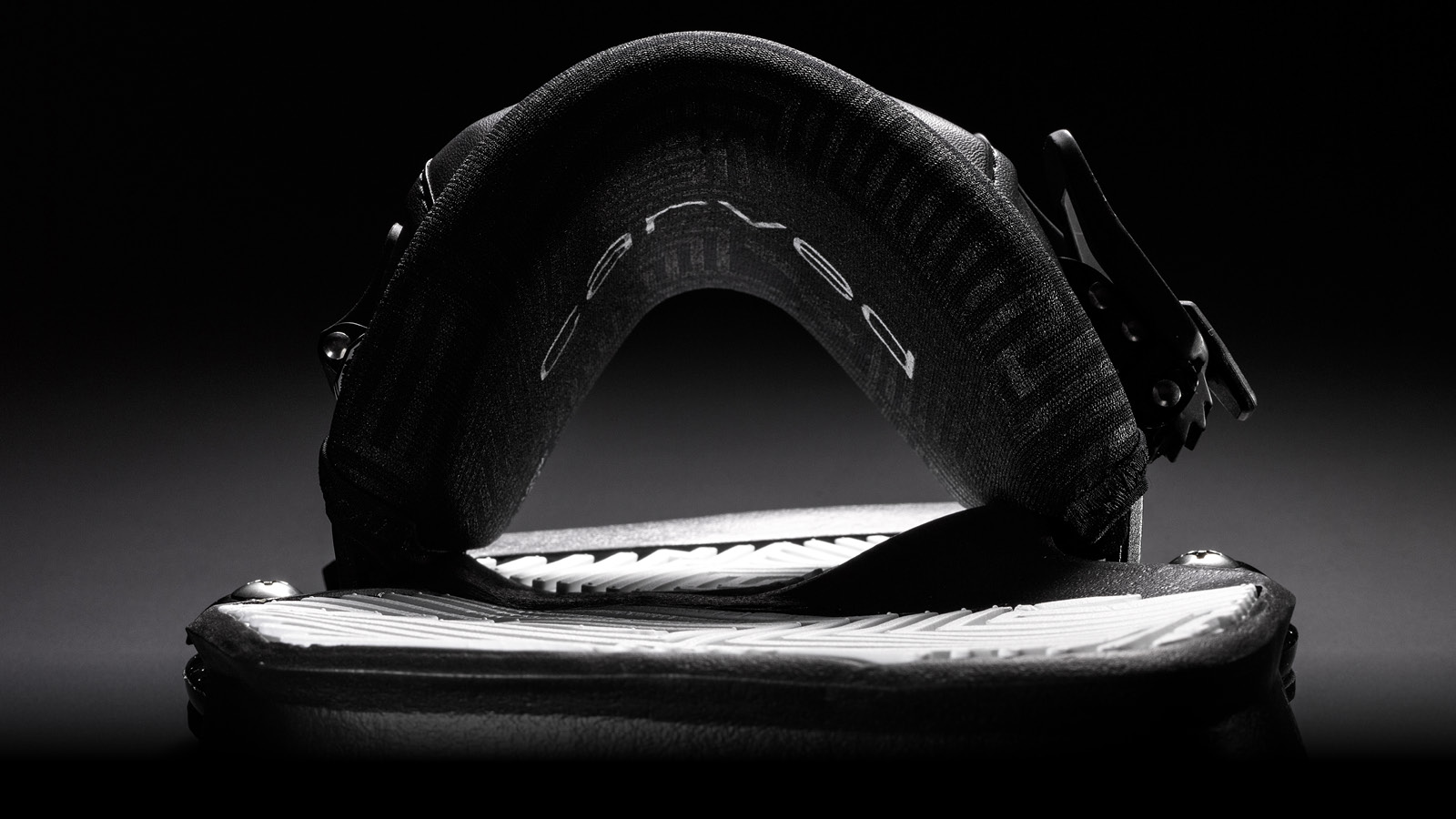 Kontinuität Auch auf der Innenseite sind die Straps gestaltet und spiegeln die Prägung der Pads als Ton-in-Ton-Siebdruck. Dadurch setzt sich das Linienmuster umlaufend fort.
—
<small>Quelle: Carved Customs / Hiss-Tec GmbH & Co KG</small>