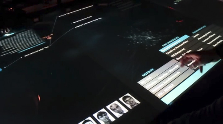 Konvergenz in Form und Medium Die baulichen Gegebenheiten bedingten das Navigationskonzept